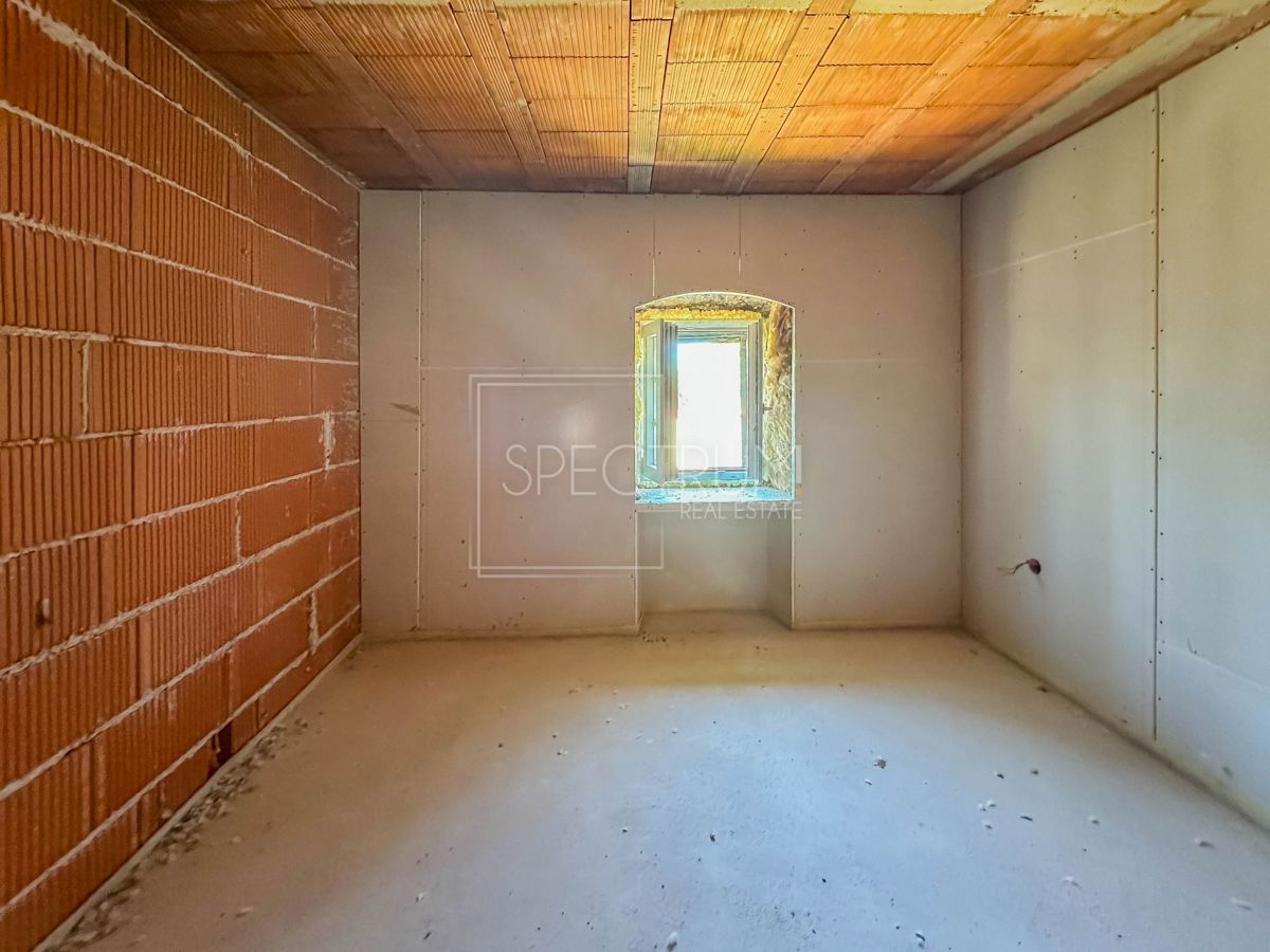 Okolica Višnjana, kamnita hiša z začeto prenovo