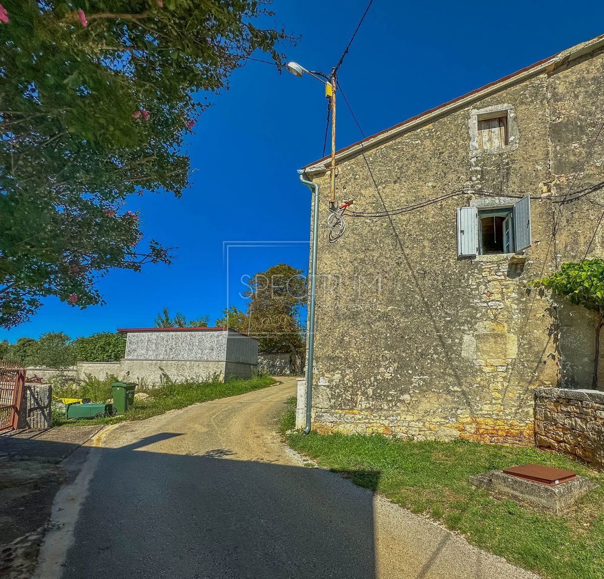 Okolica Višnjana, kamnita hiša z začeto prenovo