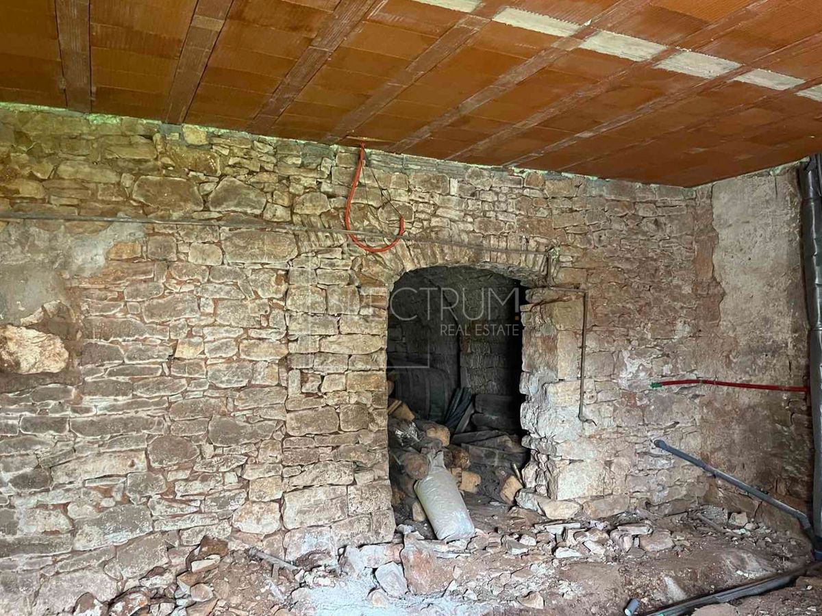 Okolica Višnjana, kamnita hiša z začeto prenovo