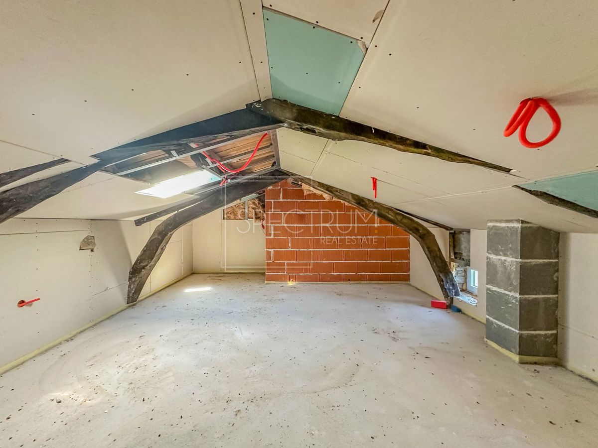 Okolica Višnjana, kamnita hiša z začeto prenovo