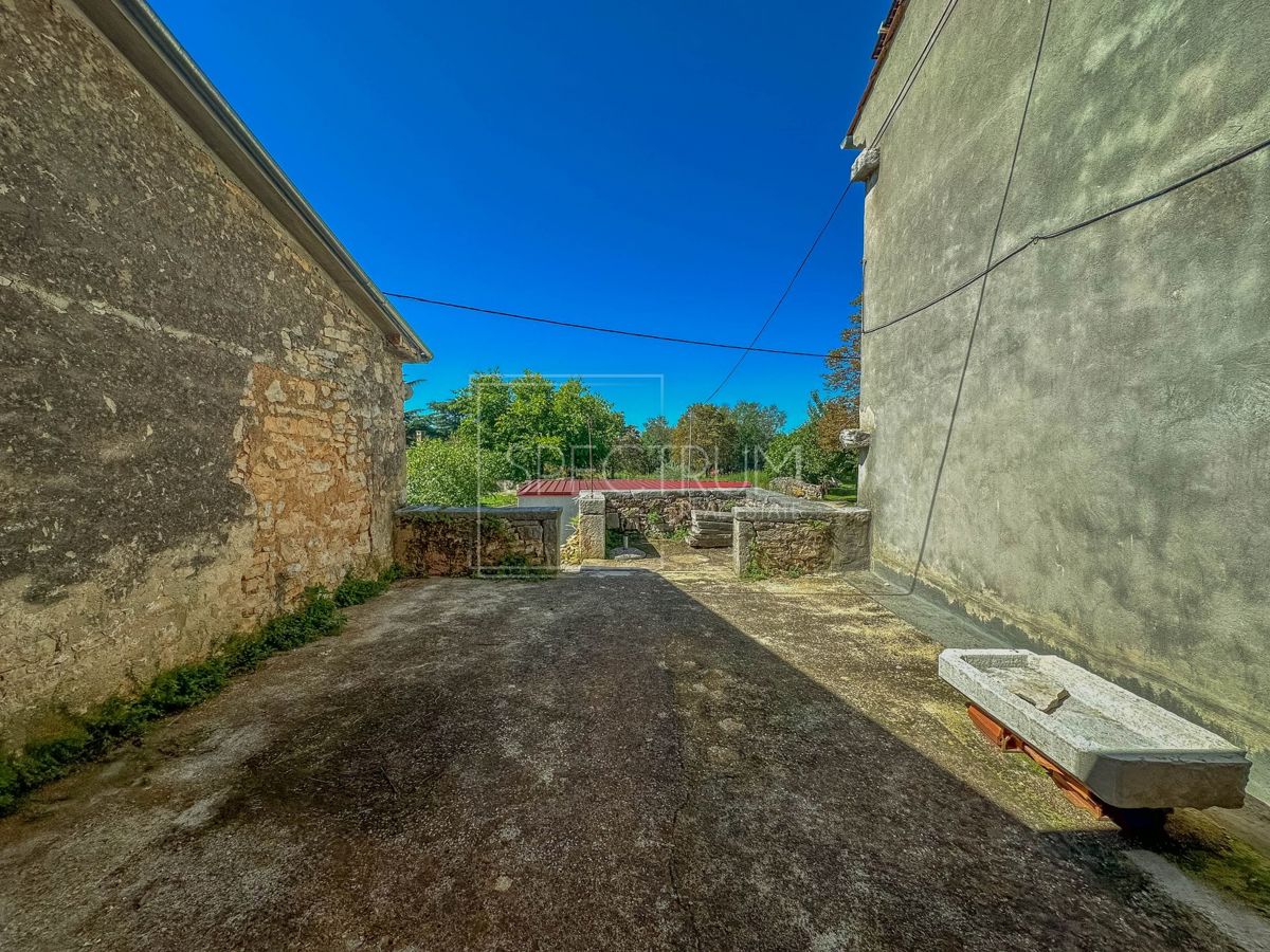 Okolica Višnjana, kamnita hiša z začeto prenovo