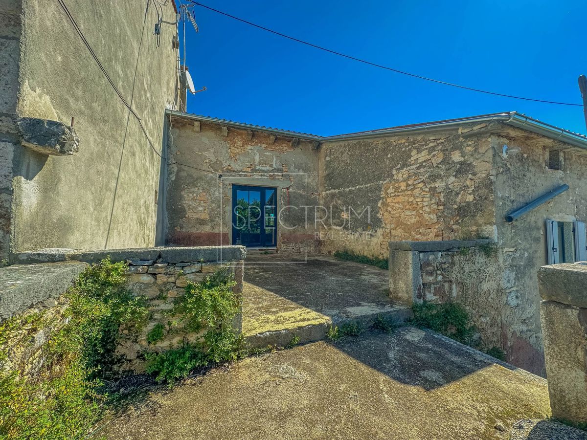 Okolica Višnjana, kamnita hiša z začeto prenovo