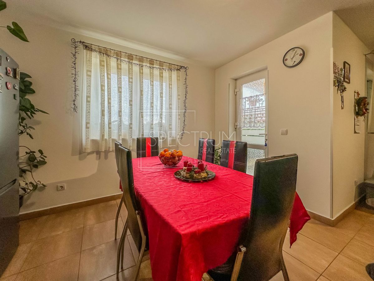 Novigrad, stanovanje v pritličju z velikim vrtom