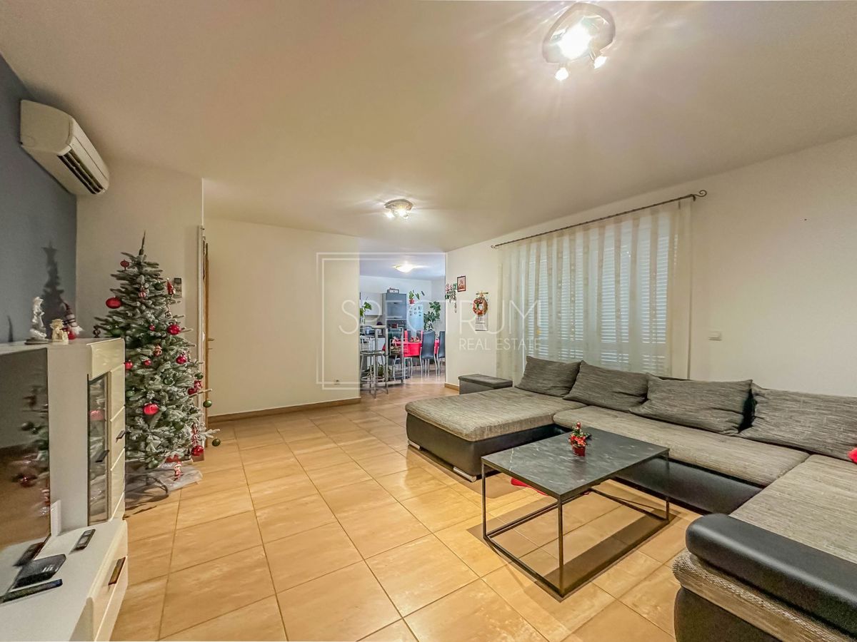 Novigrad, stanovanje v pritličju z velikim vrtom