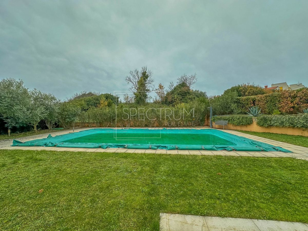 Novigrad, stanovanje v pritličju z velikim vrtom