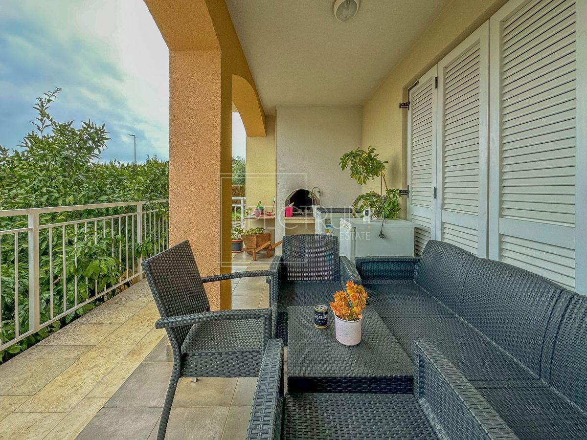 Novigrad, stanovanje v pritličju z velikim vrtom