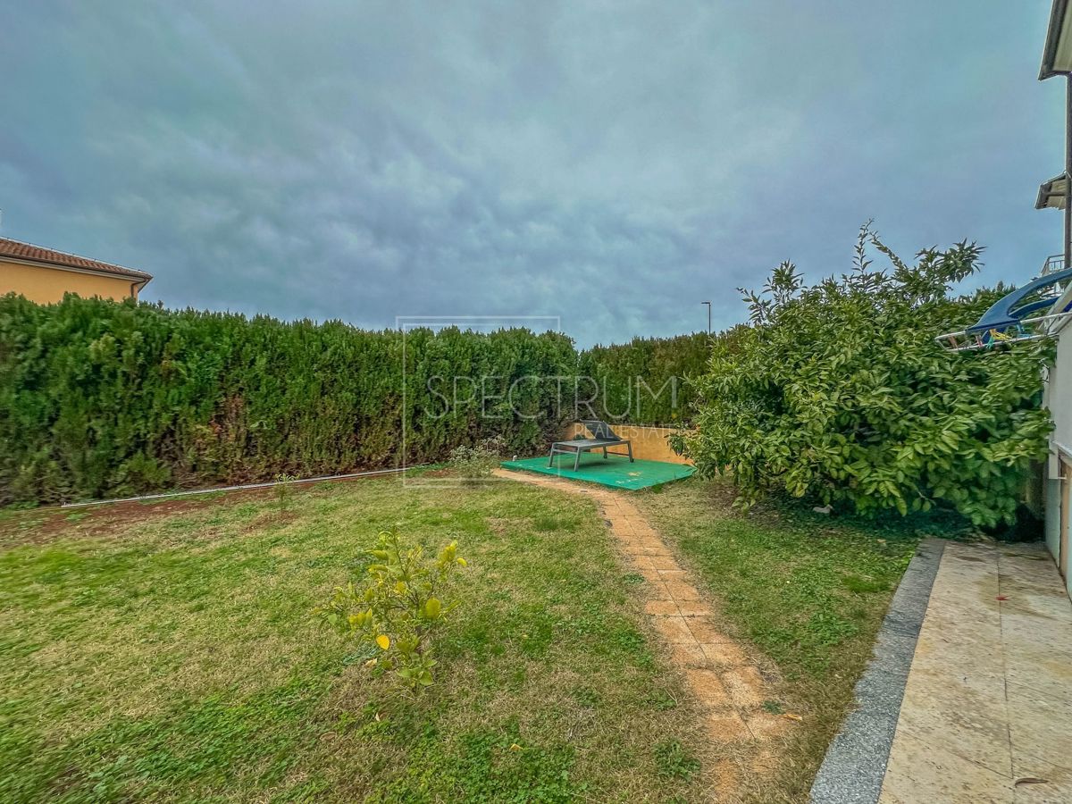 Novigrad, stanovanje v pritličju z velikim vrtom