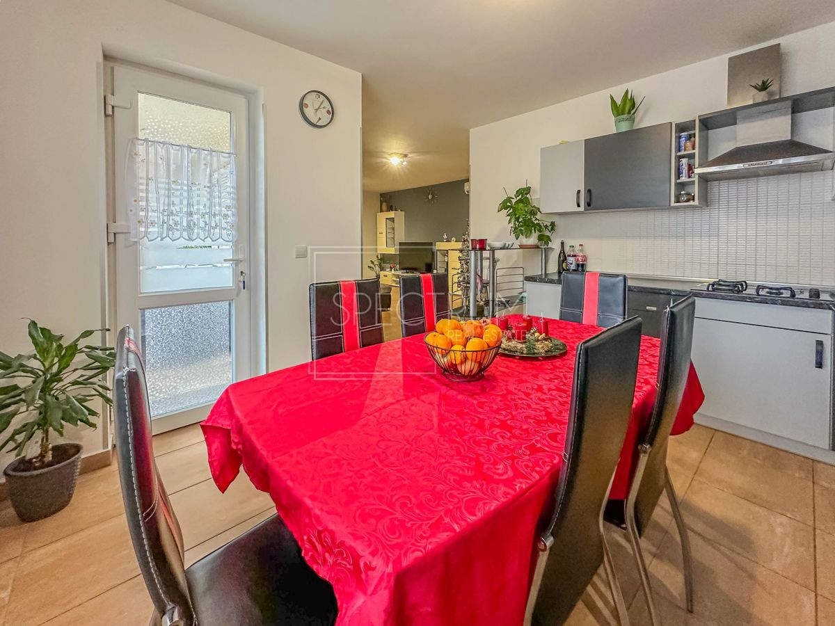 Novigrad, stanovanje v pritličju z velikim vrtom