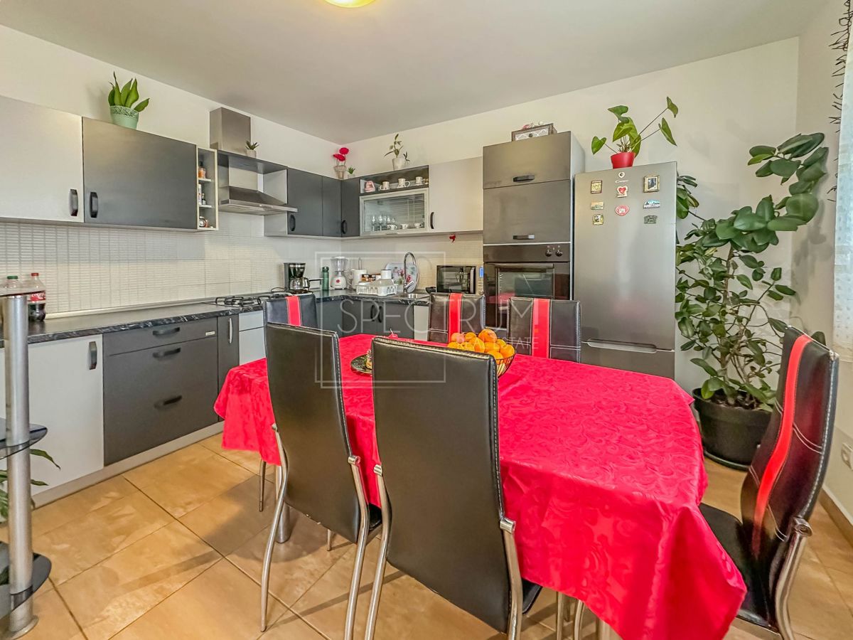 Novigrad, stanovanje v pritličju z velikim vrtom