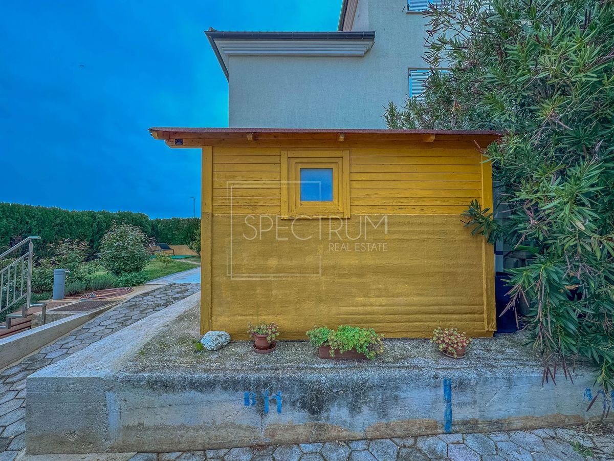 Novigrad, stanovanje v pritličju z velikim vrtom