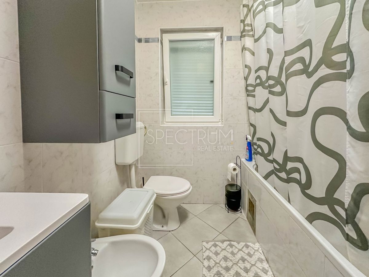 Novigrad, stanovanje v pritličju z velikim vrtom