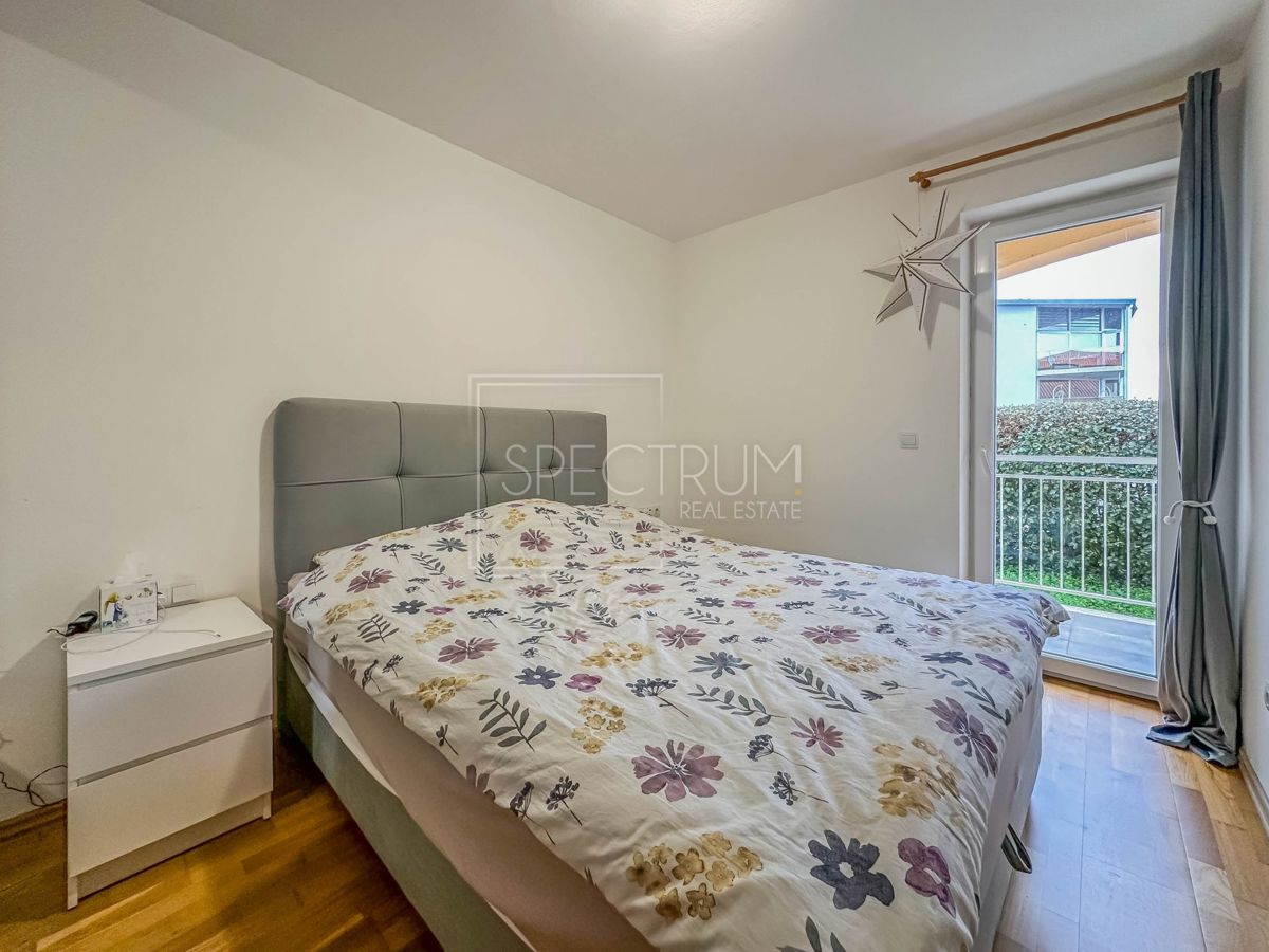 Novigrad, stanovanje v pritličju z velikim vrtom