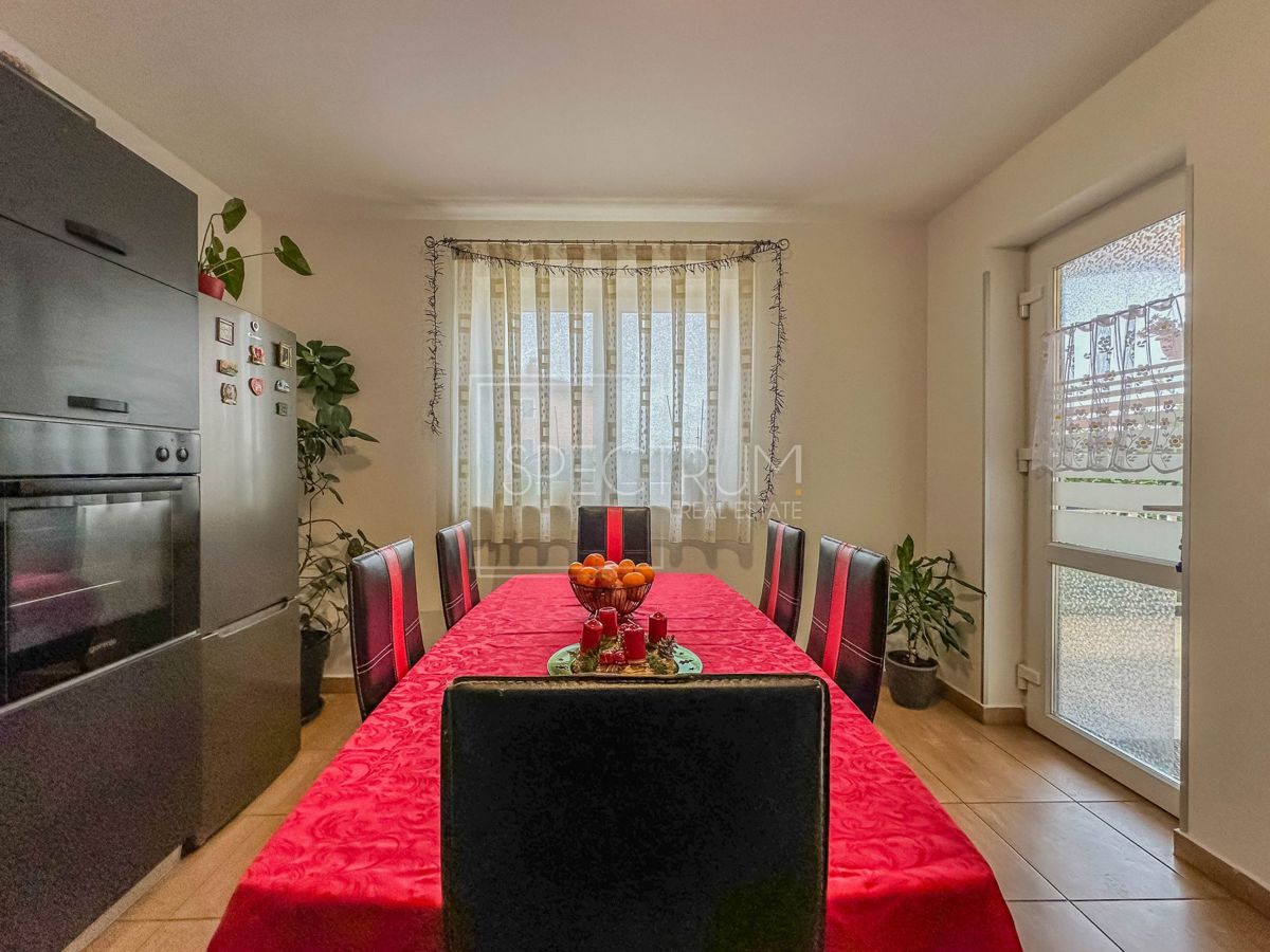 Novigrad, stanovanje v pritličju z velikim vrtom