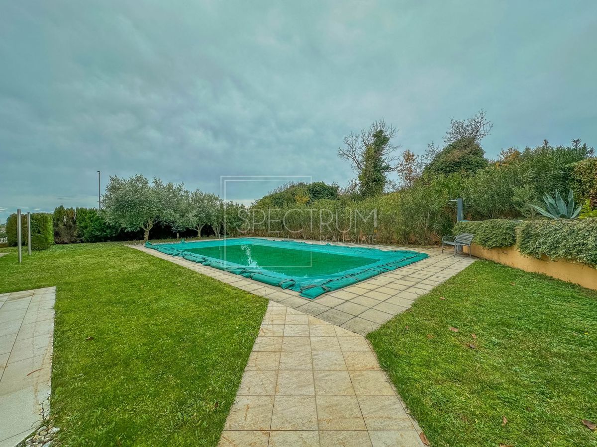 Novigrad, stanovanje v pritličju z velikim vrtom