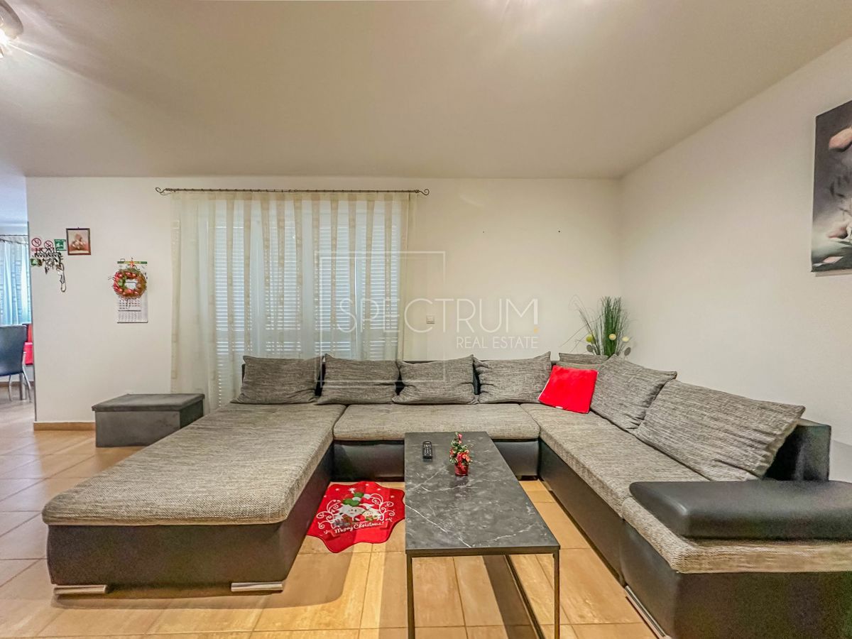 Novigrad, stanovanje v pritličju z velikim vrtom