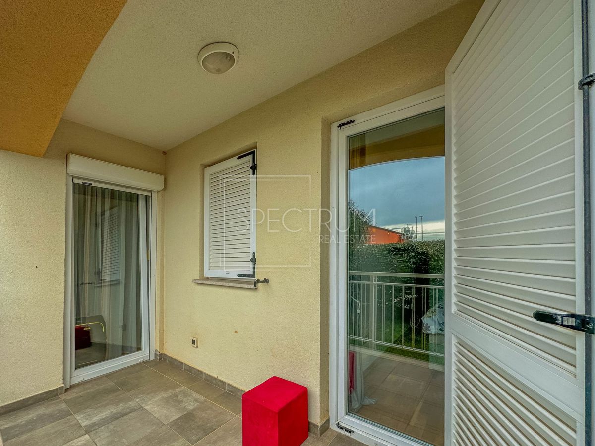 Novigrad, stanovanje v pritličju z velikim vrtom