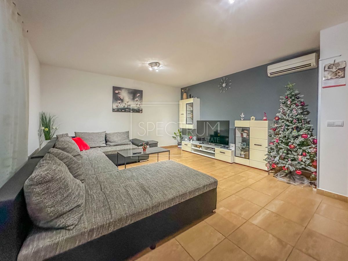 Novigrad, stanovanje v pritličju z velikim vrtom