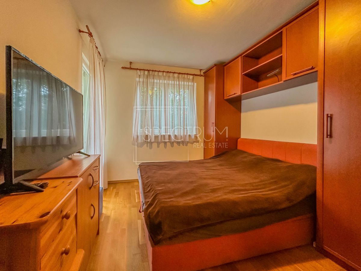 Novigrad, stanovanje v pritličju z velikim vrtom