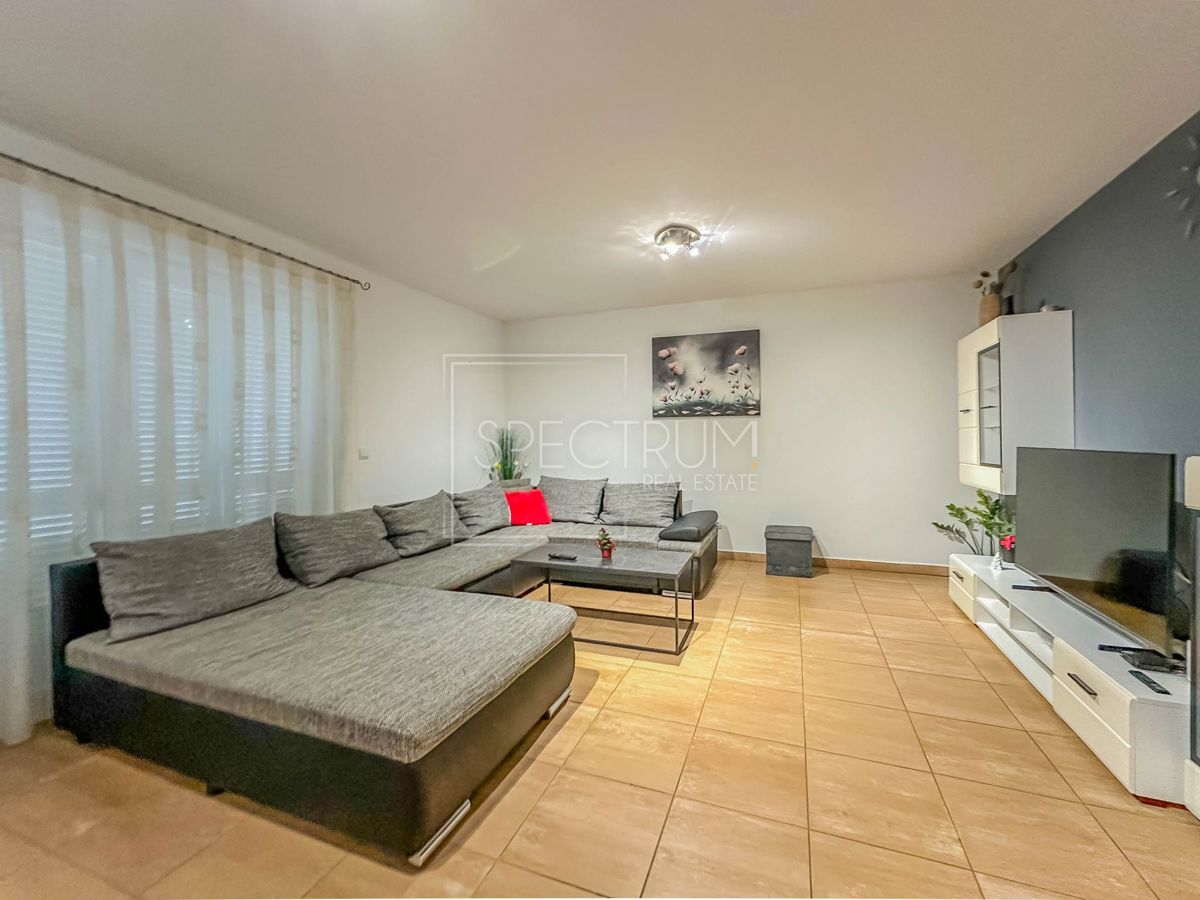 Novigrad, stanovanje v pritličju z velikim vrtom