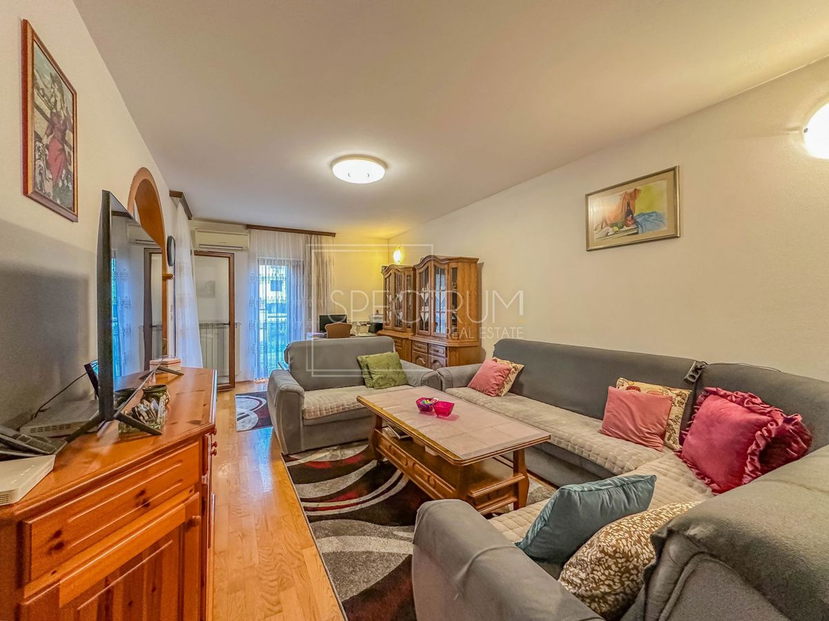 Umag, stanovanje v visokem pritličju v centru