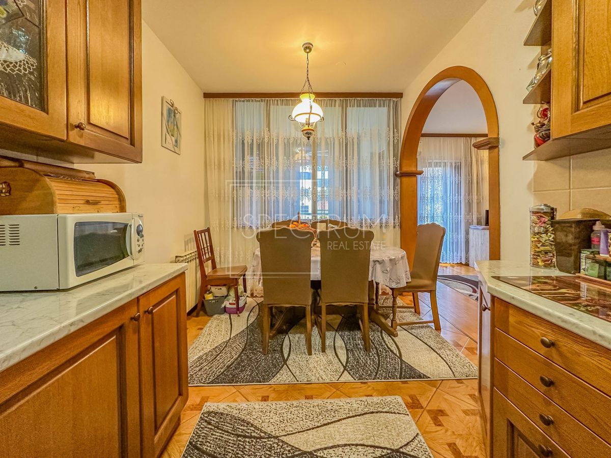 Umag, stanovanje v visokem pritličju v centru