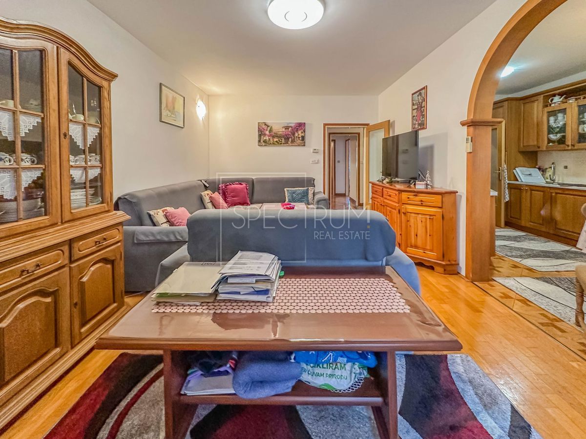 Umag, stanovanje v visokem pritličju v centru