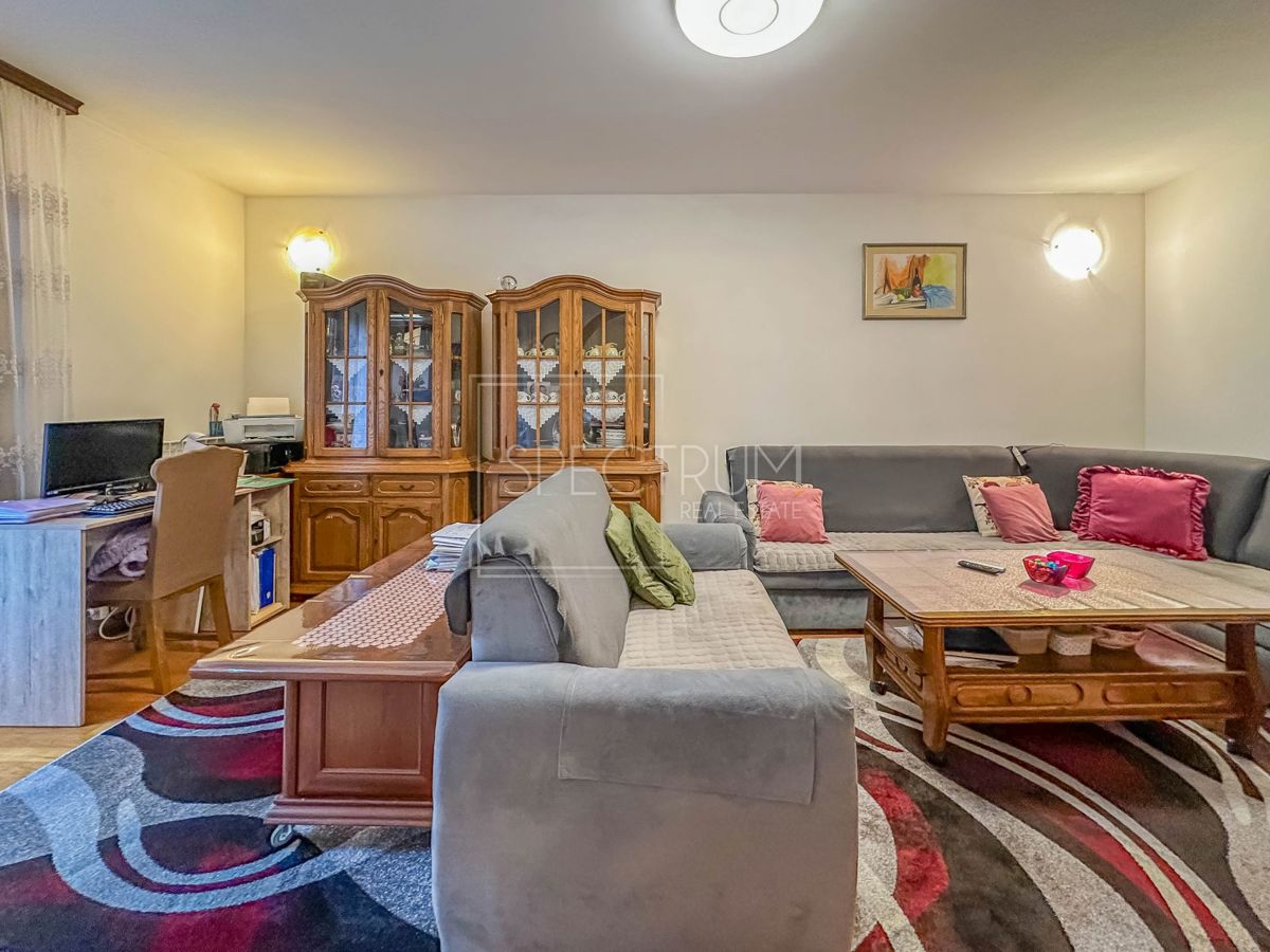 Umag, stanovanje v visokem pritličju v centru