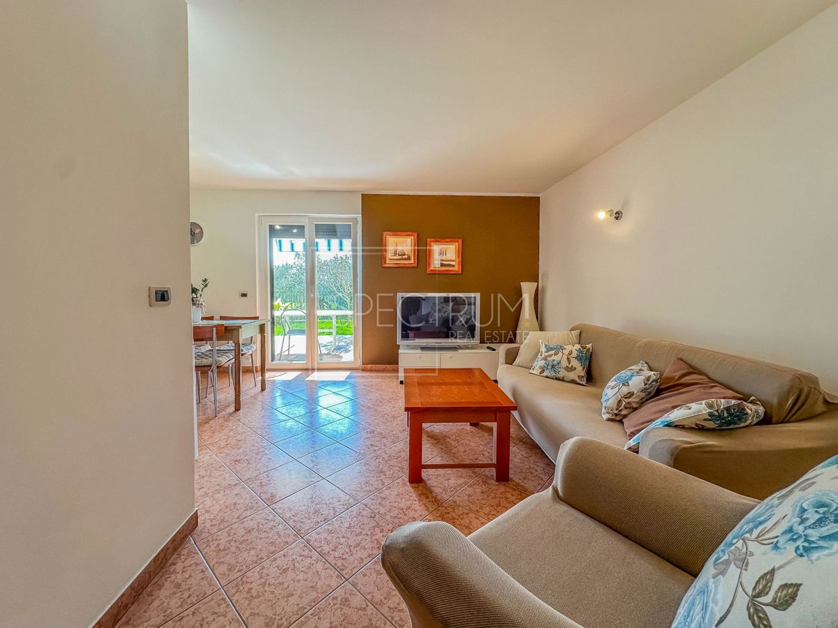 Novigrad, stanovanje v pritličju 350m od morja