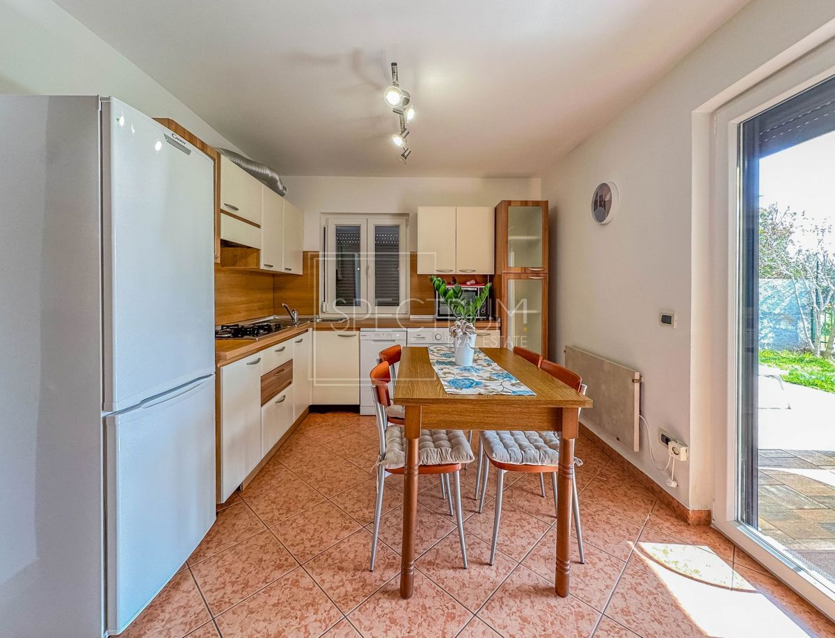 Novigrad, stanovanje v pritličju 350m od morja