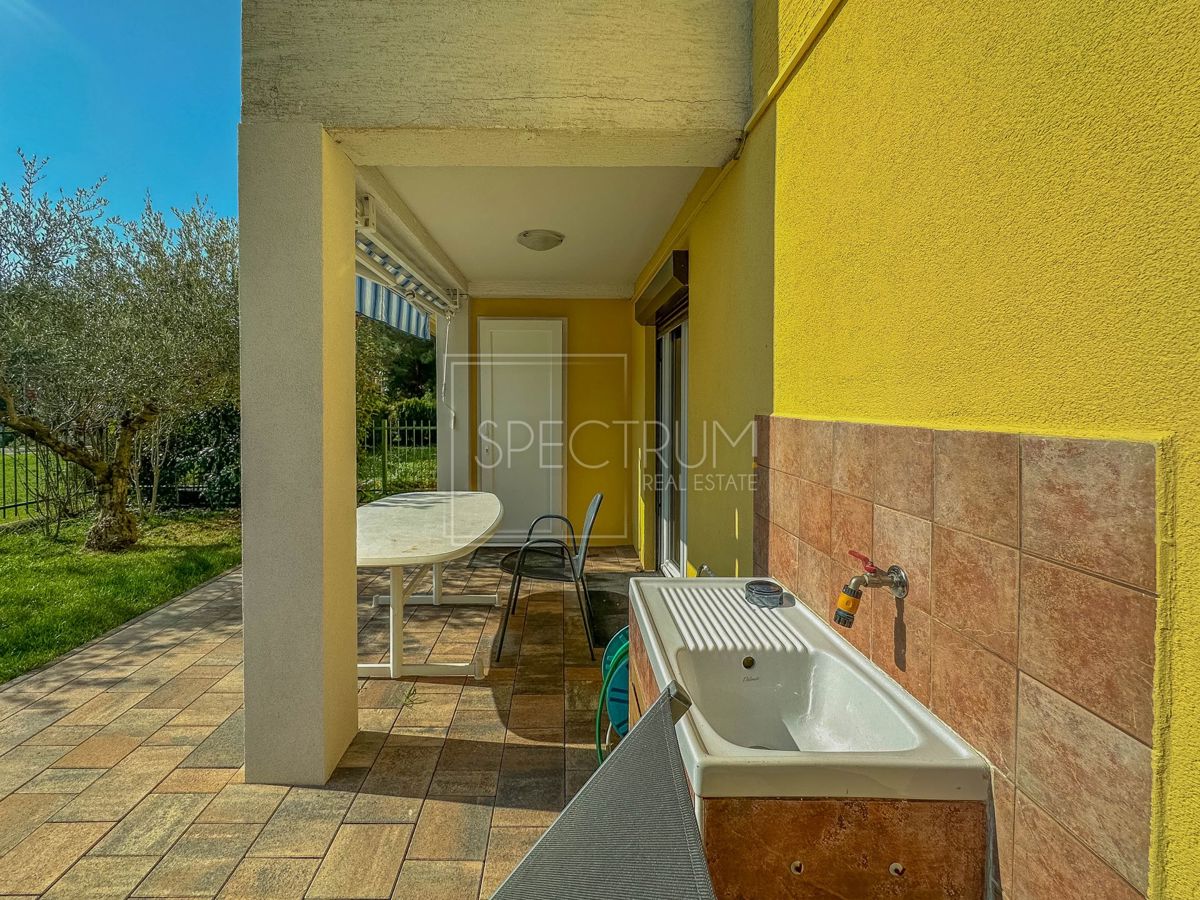 Novigrad, stanovanje v pritličju 350m od morja