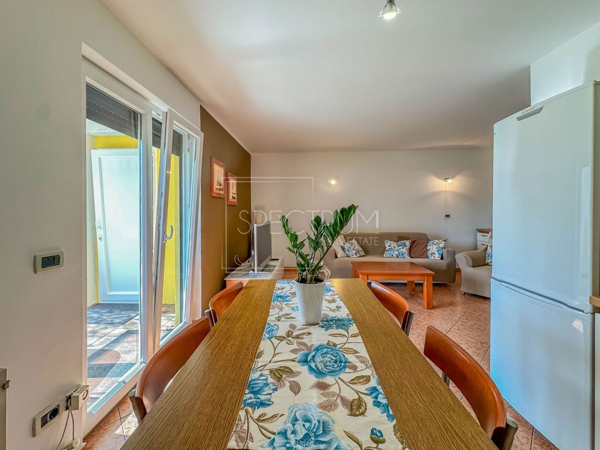 Novigrad, stanovanje v pritličju 350m od morja