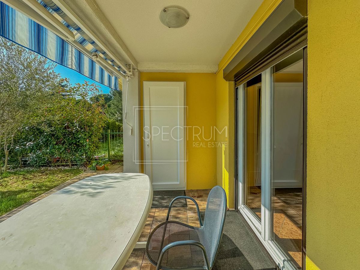 Novigrad, stanovanje v pritličju 350m od morja