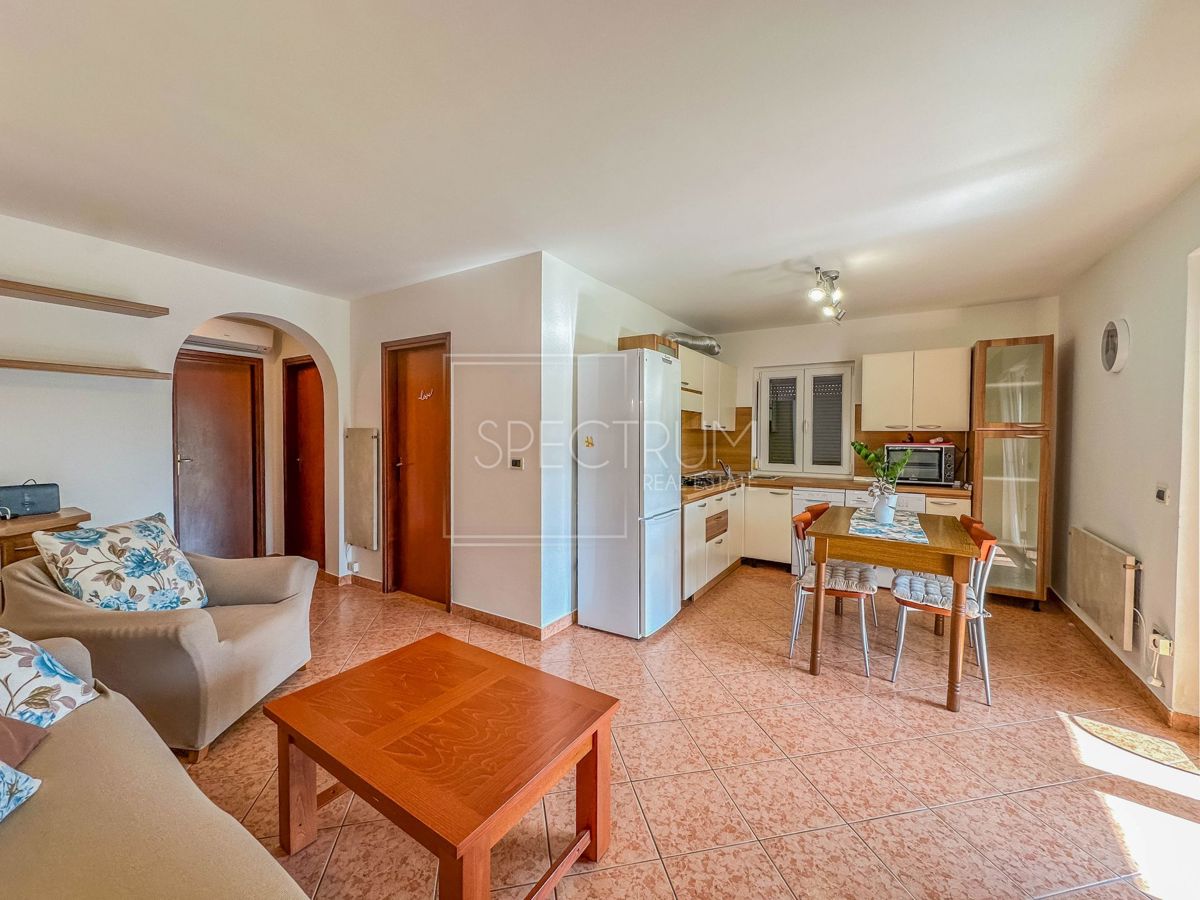 Novigrad, stanovanje v pritličju 350m od morja