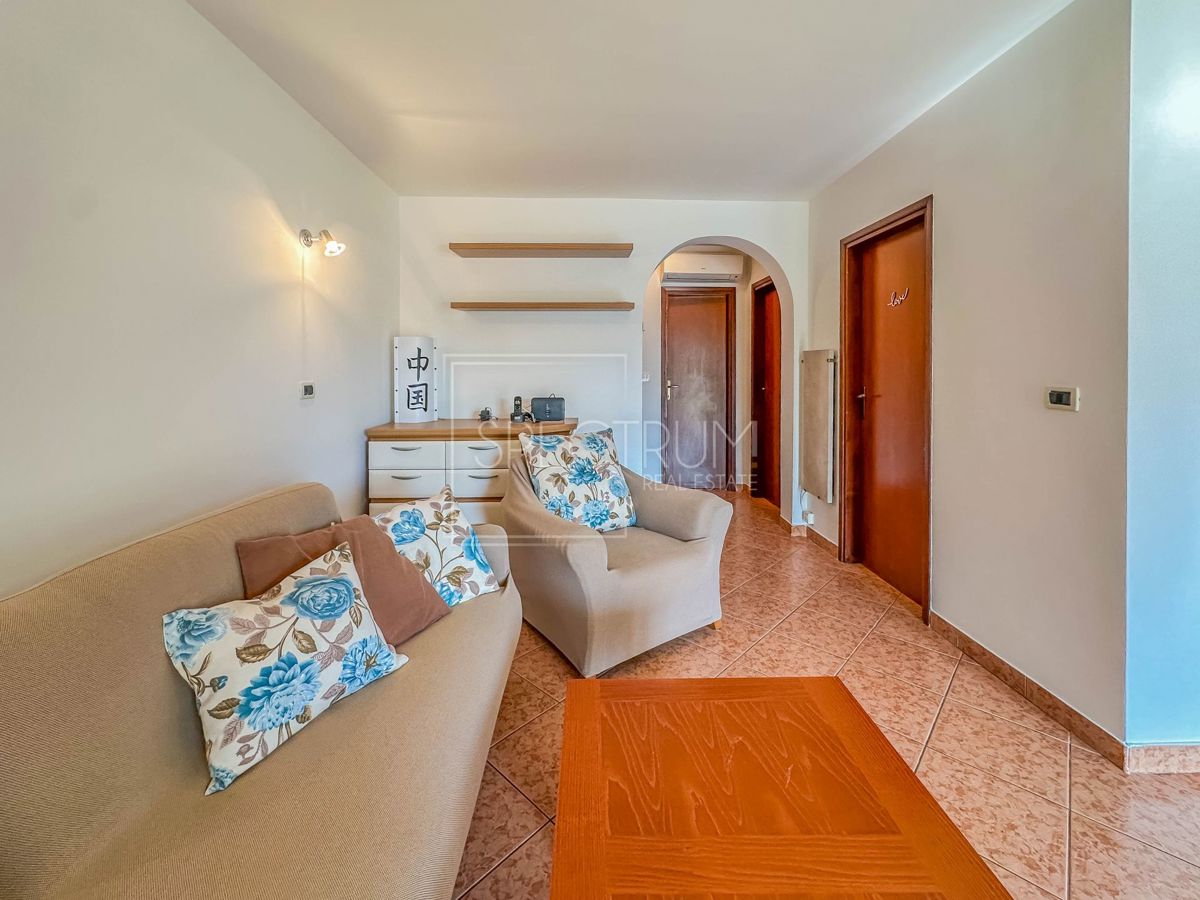 Novigrad, stanovanje v pritličju 350m od morja