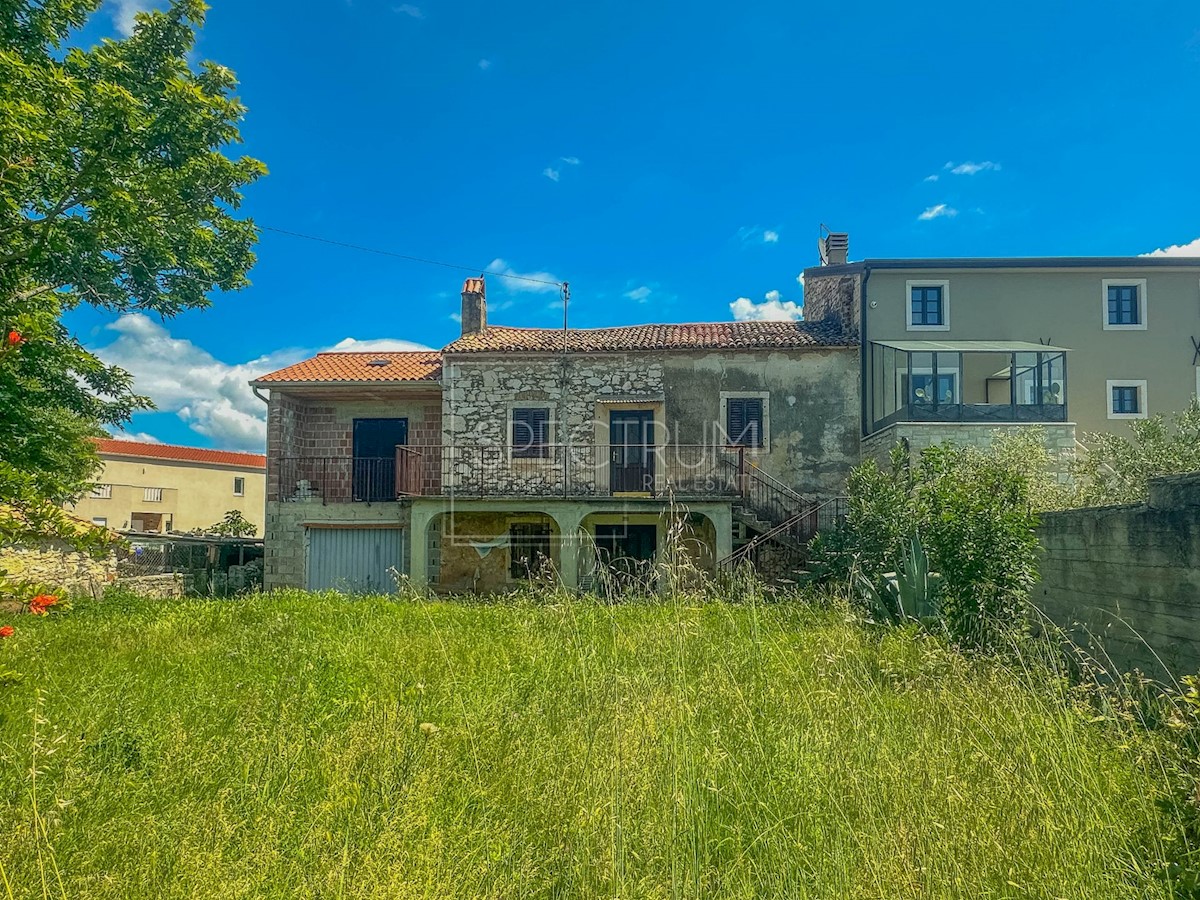 Okolica Brtonigle, kamnita hiša z dvoriščem
