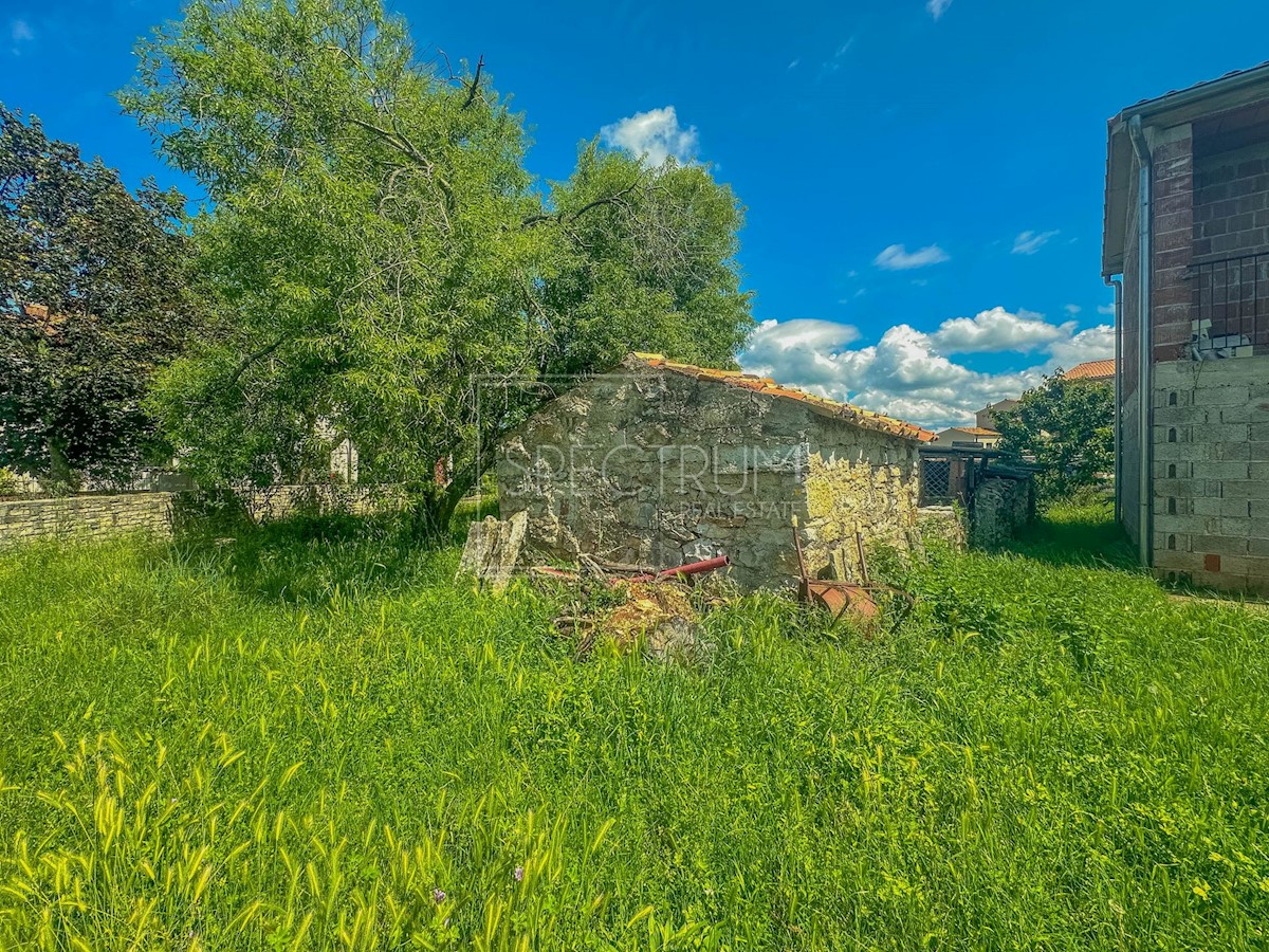 Okolica Brtonigle, kamnita hiša z dvoriščem