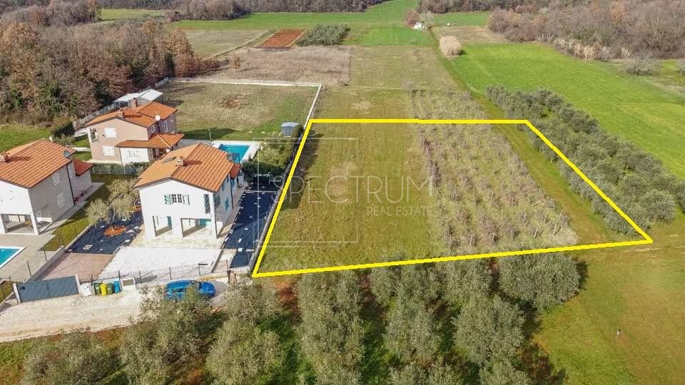 Okolica Poreča, gradbeno zemljišče na robu vasi
