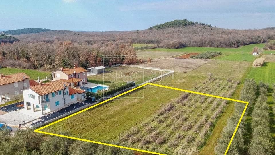 Okolica Poreča, gradbeno zemljišče na robu vasi