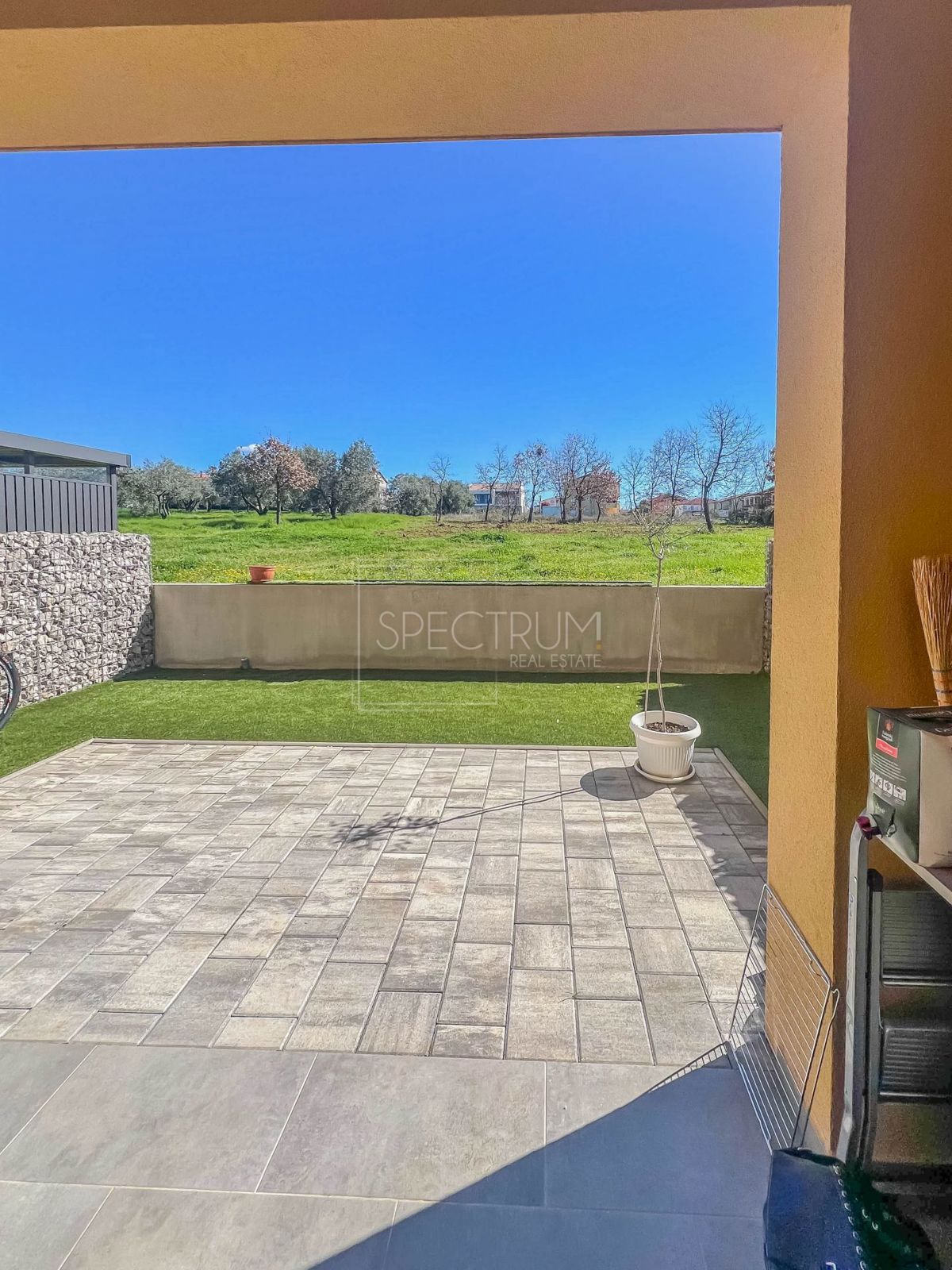 Novigrad, vrstna hiša z vrtom in pogledom na morje