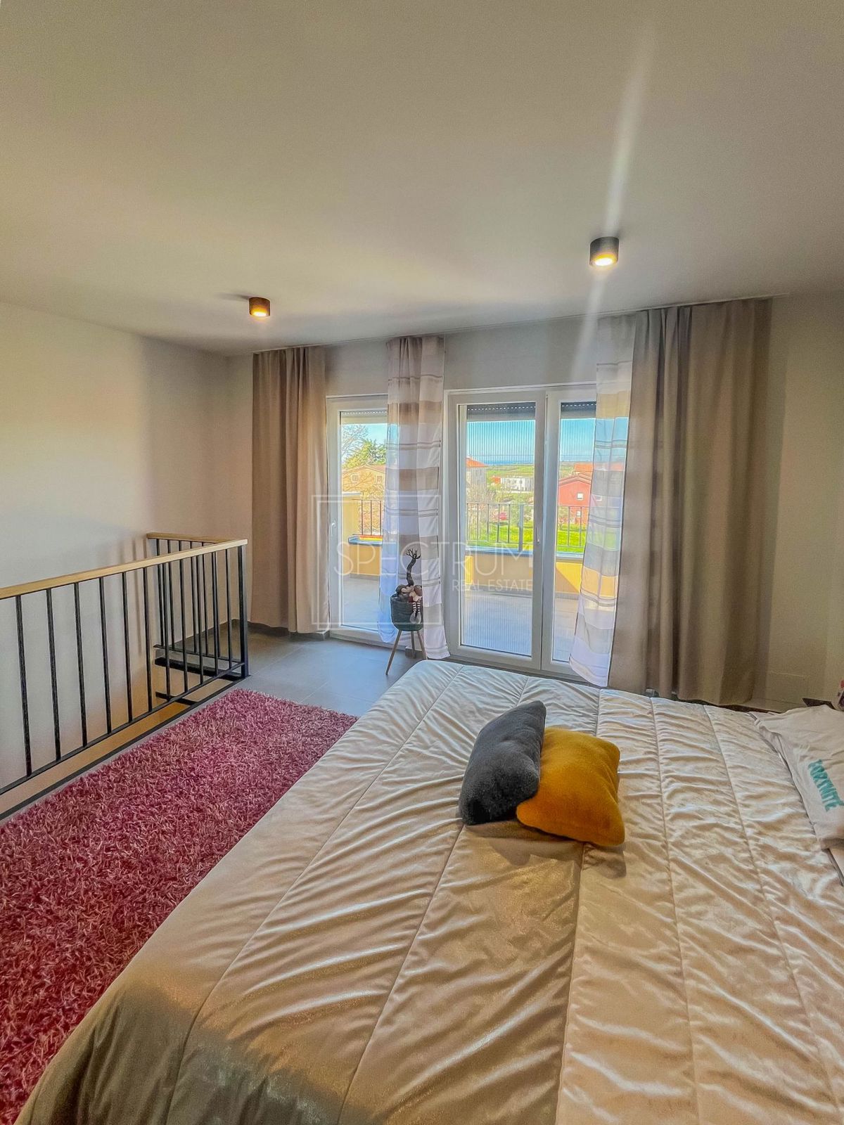 Novigrad, vrstna hiša z vrtom in pogledom na morje