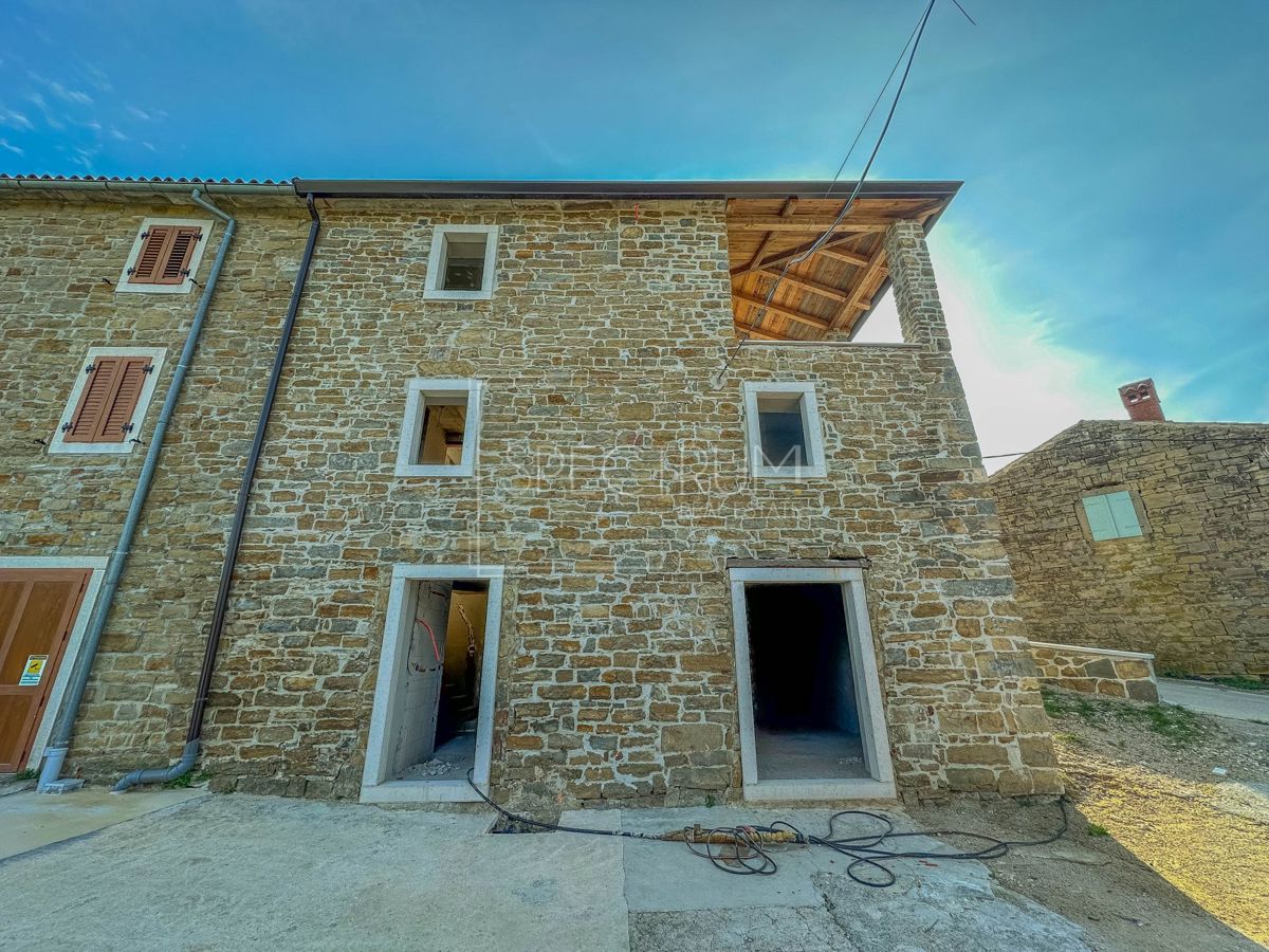 Območje Buja, prenovljena kamnita hiša s čudovitim razgledom