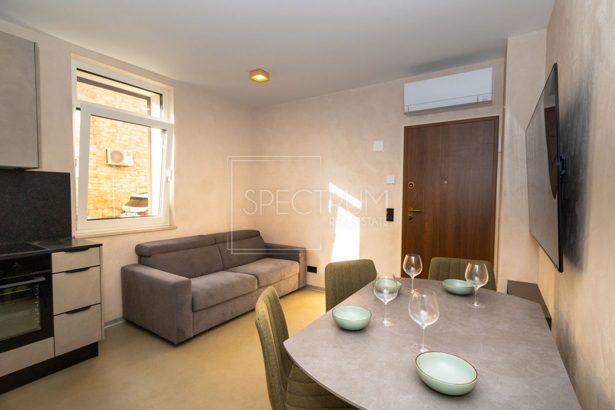 Novigrad, prenovljeno stanovanje v pritličju 100 m od plaže!