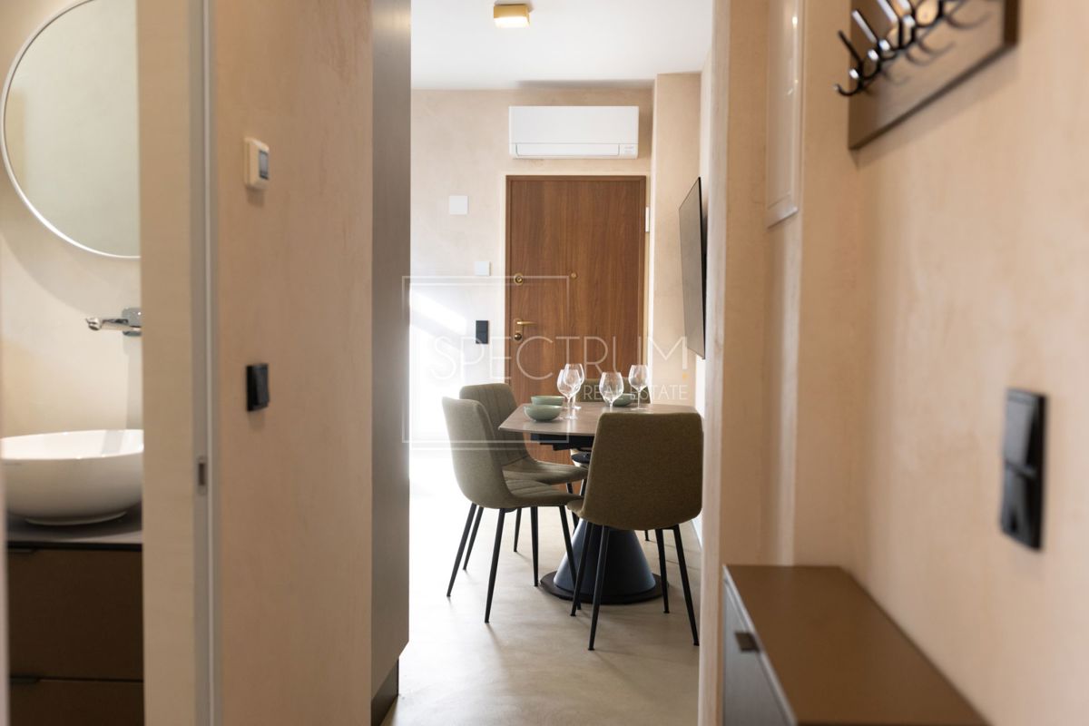 Novigrad, prenovljeno stanovanje v pritličju 100 m od plaže!