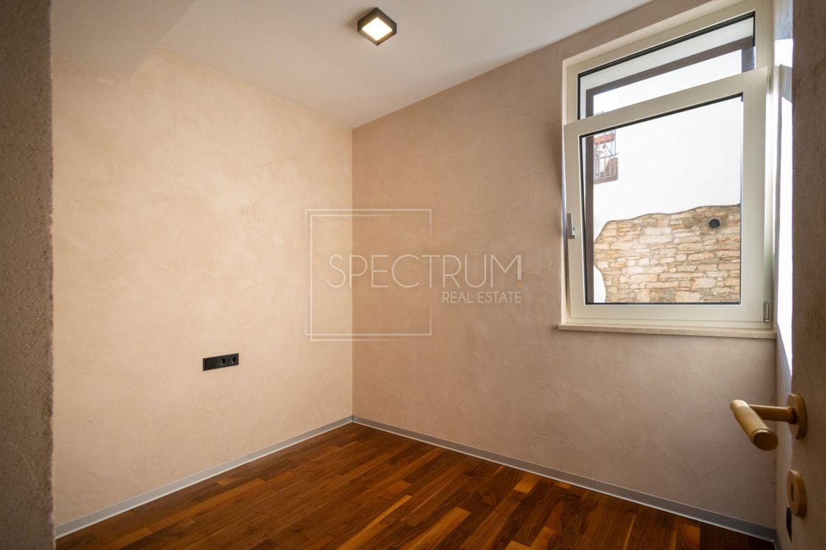 Novigrad, prenovljeno stanovanje v pritličju 100 m od plaže!