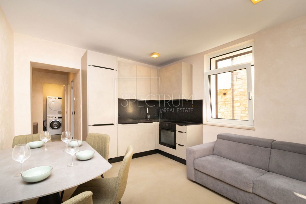 Novigrad, prenovljeno stanovanje v pritličju 100 m od plaže!