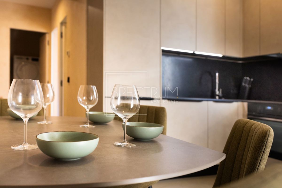 Novigrad, prenovljeno stanovanje v pritličju 100 m od plaže!