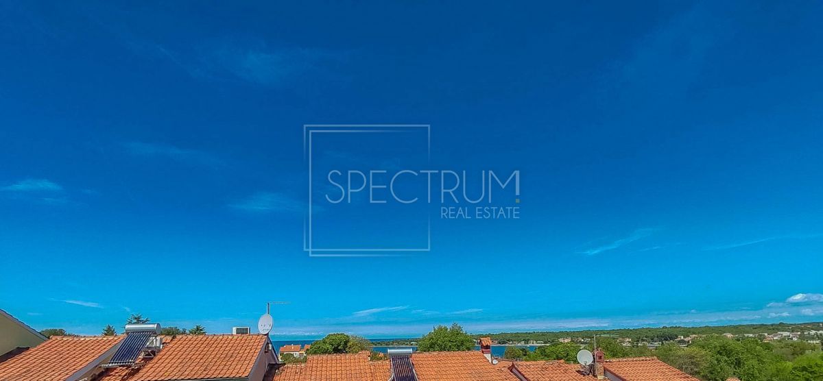 Novigrad okolica, stanovanje s pogledom na morje, 400 m od plaže