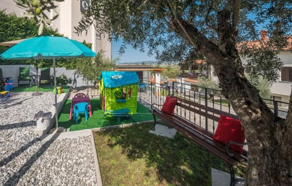 Okolica Buja, kamnita hiša z bazenom in apartmajska hiša
