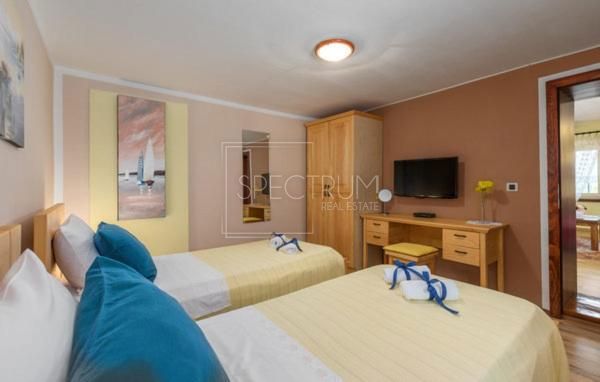Okolica Buja, kamnita hiša z bazenom in apartmajska hiša