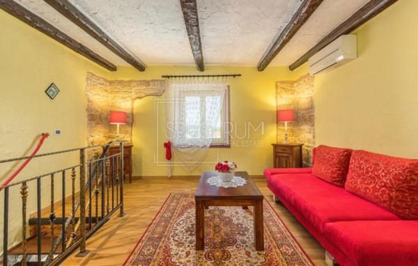 Okolica Buja, kamnita hiša z bazenom in apartmajska hiša
